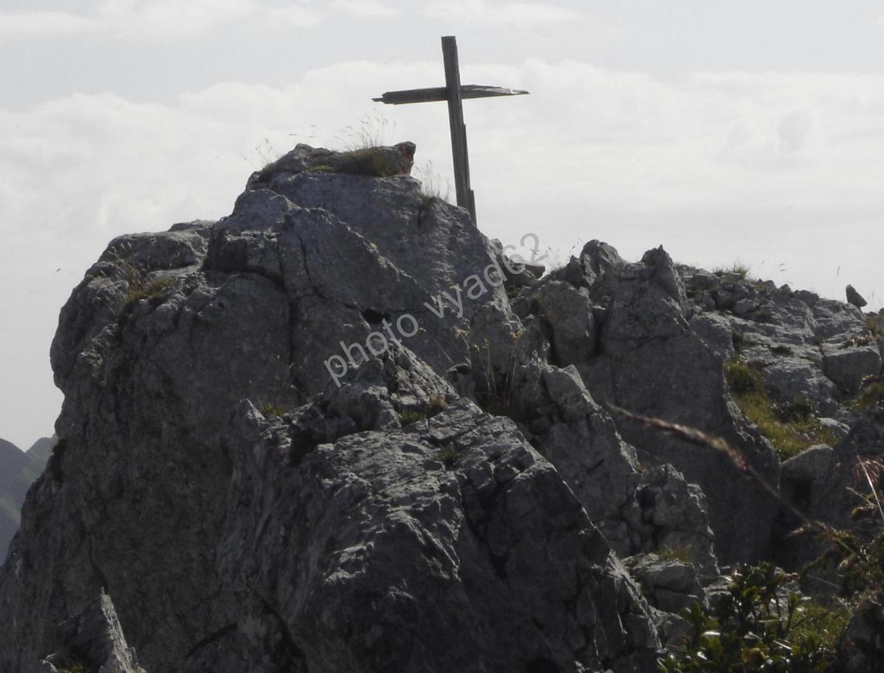 chablais - croix au sommet d'une montagne